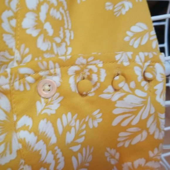 FRESH AND FLORAL❣️Adorable yellow and white floral crop style top - Picture 8 of 8